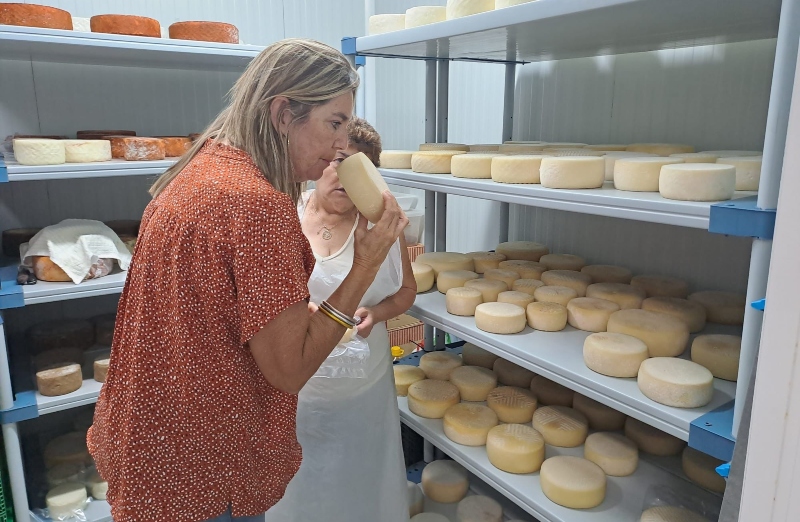 María Calderín visita la granja de los productores de quesos ‘Las Cuevas’