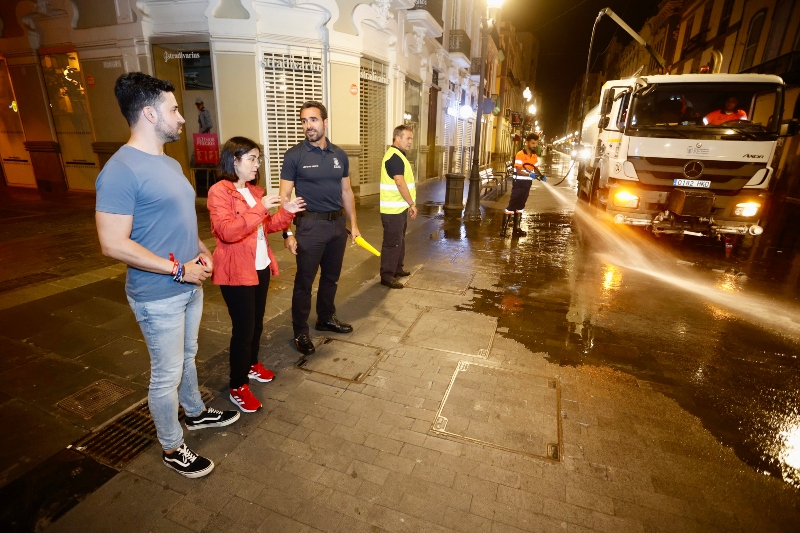 La alcaldesa de Las Palmas supervisa las labores nocturnas de limpieza 