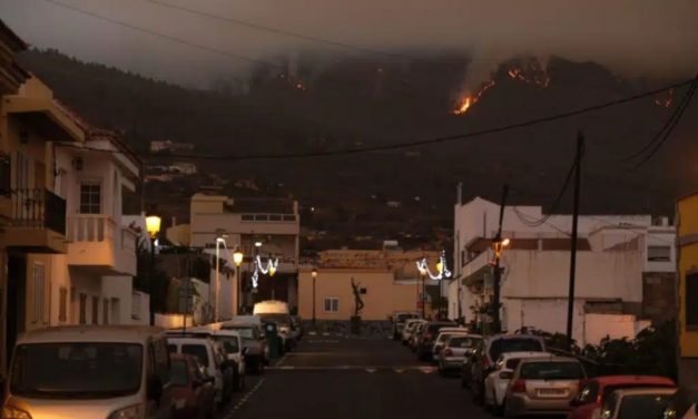 El incendio entra en La Orotava y ya son seis los municipios afectados por el fuego