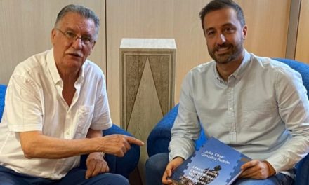El escritor Julio González Padrón hace entrega al alcalde de Telde su última obra