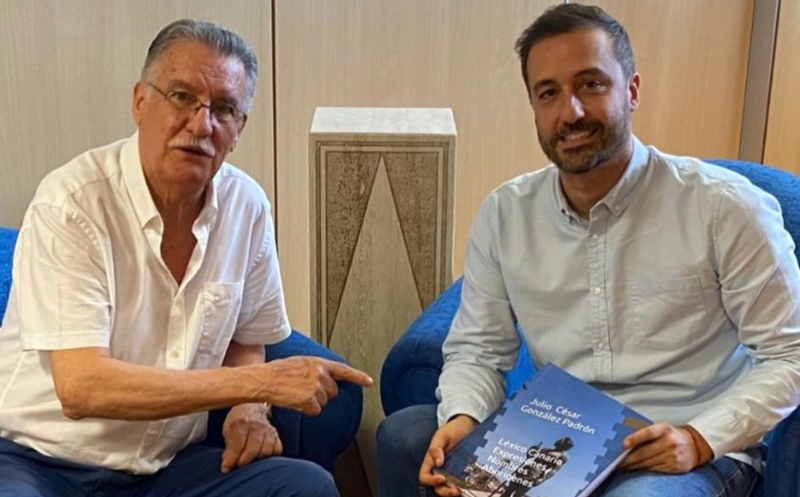 El escritor Julio González Padrón hace entrega al alcalde de Telde su última obra