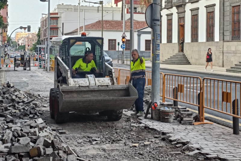 Santa Cruz continúa con las obras del reasfaltado en el entorno de la plaza Weyler