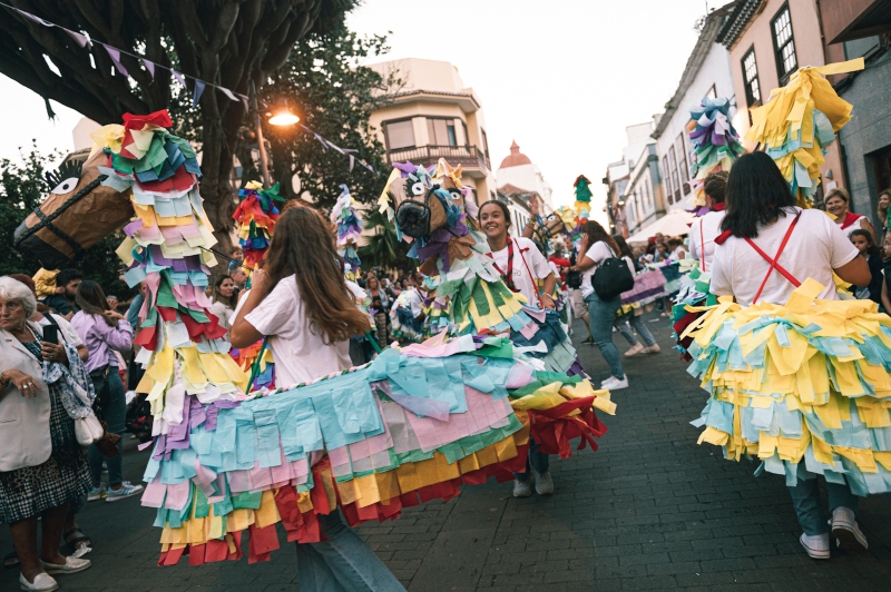 El desfile de la Pandorga y los Caballitos de Fuego teñirán de color las calles de La Laguna 