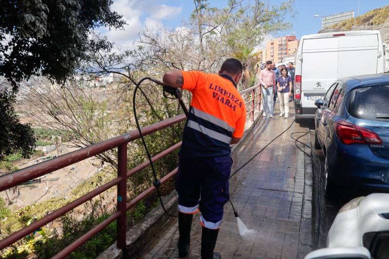 La alcaldesa Darias supervisa las actuaciones del plan especial de limpieza y cuidado de zonas verdes en San Francisco