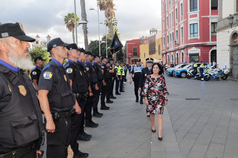 La alcaldesa Darias resalta la modernización de la Policía Local en la entrega de medallas por el patrón del Cristo de la Vera Cruz   