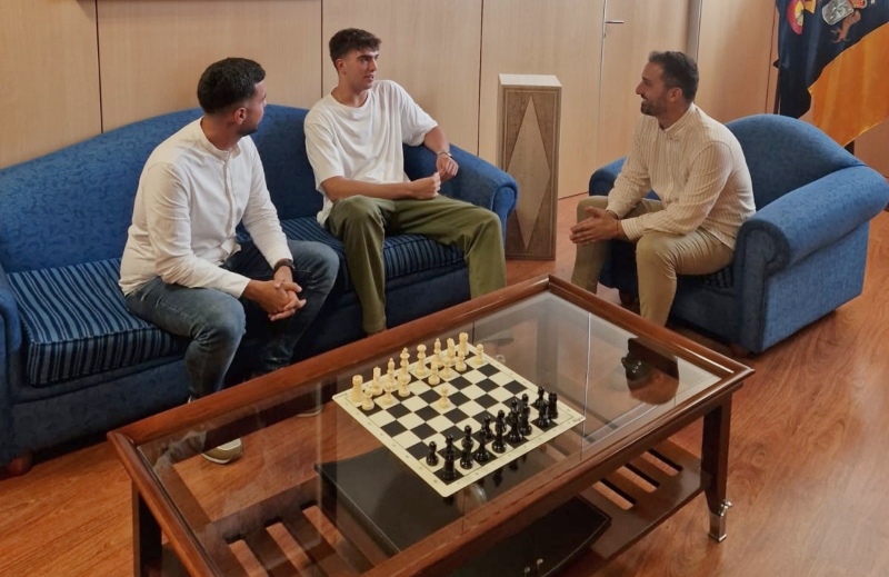 El Alcalde recibe al teldense Ezequiel Conde, campeón del mundo de balonmano juvenil