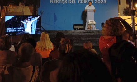 La playa de Ojos de Garza alzó anoche el telón de sus fiestas con el pregón del concejal socialista Héctor León