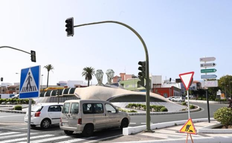 Los semáforos que regulan el tráfico en la rotonda  Daora (entrada principal de Telde), llevan 8 días sin funcionar
