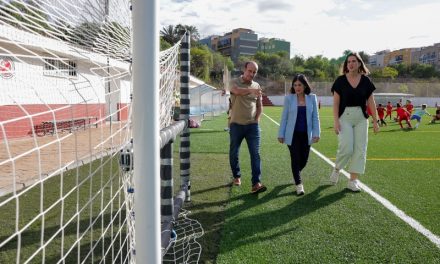 La alcaldesa Darias inaugura el nuevo césped artificial del Estadio Pepe Gonçalvez de Escaleritas