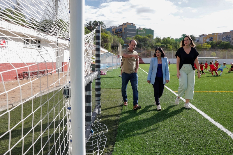 La alcaldesa Darias inaugura el nuevo césped artificial del Estadio Pepe Gonçalvez de Escaleritas