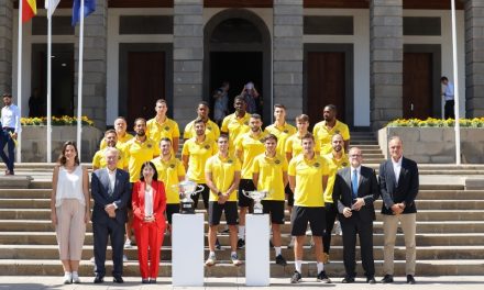 La alcaldesa de Las Palmas  felicita al Club Voleibol Guaguas tras ganar su tercera Supercopa de España y la primera Copa Ibérica