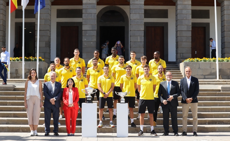 La alcaldesa de Las Palmas  felicita al Club Voleibol Guaguas tras ganar su tercera Supercopa de España y la primera Copa Ibérica