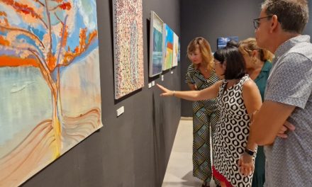 La alcaldesa Darias inaugura la exposición ‘Arte y Salud Mental’ en el Museo Castillo de Mata