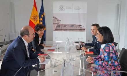 La alcaldesa Darias mantiene un encuentro con el ministro de Cultura, Miquel Iceta