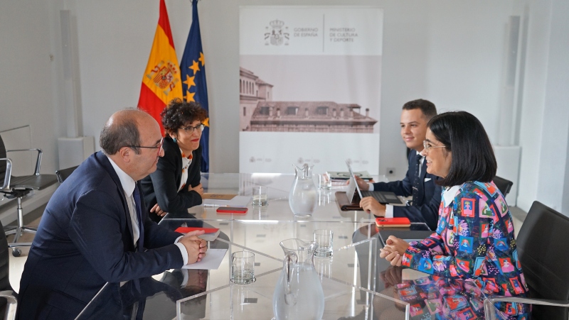 La alcaldesa Darias mantiene un encuentro con el ministro de Cultura, Miquel Iceta