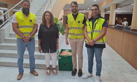 La empresa encargada de la limpieza viaria de Telde  recauda 60 kilos de alimento en un partido de fútbol benéfico