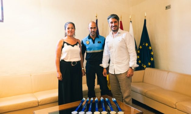 Luis Yeray Gutiérrez felicita a Rubén Rodríguez por sus éxitos en los Juegos Europeos de Policías 