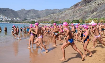 La playa de Las Teresitas se tiñe de rosa por la lucha contra el cáncer de mama