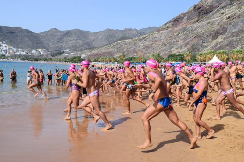 La playa de Las Teresitas se tiñe de rosa por la lucha contra el cáncer de mama