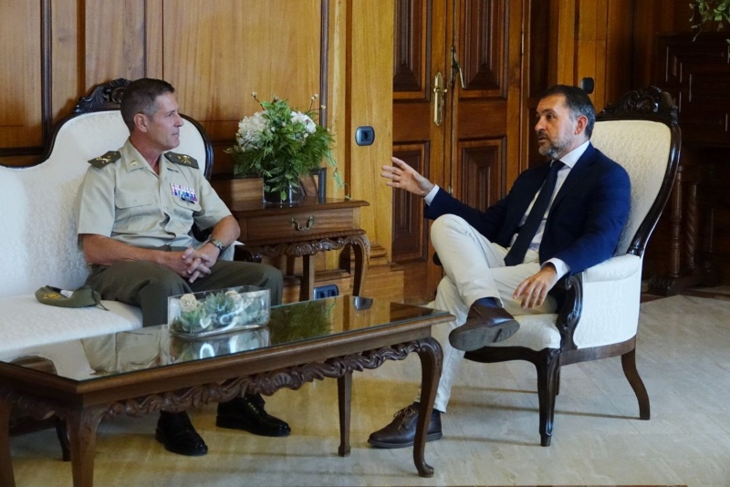 El alcalde recibe al nuevo general de división Jefe de Estado Mayor del Mando de Canarias
