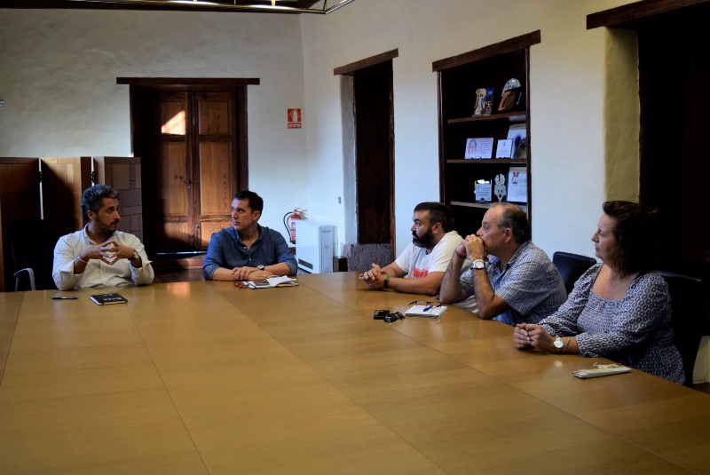 Luis Yeray Gutiérrez y representantes vecinales de Guamasa analizan los desvíos anunciados de la TF-5 