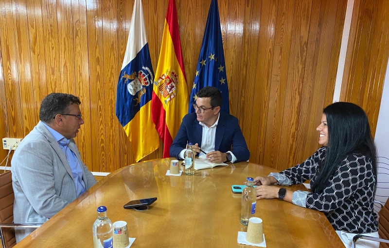 El consejero de Obras Públicas se reúne con el alcalde de Valsequillo y la concejala de Obras
