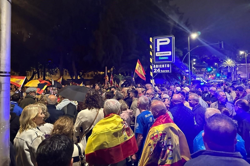 Centenares de personas protestan contra la amnistía ante la sede del PSOE en Las Palmas de Gran Canaria