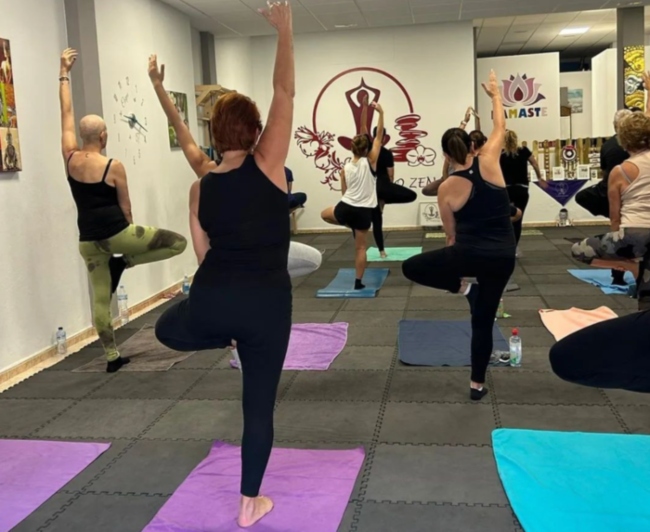 La plaza de San Gregorio en Telde, acoge una clase de yoga al aire libre para reivindicar el “empoderamiento femenino” por el 25N