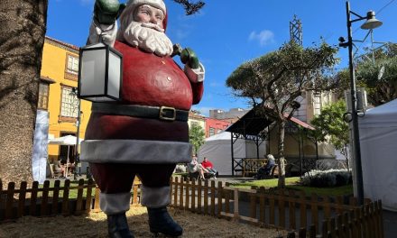 La Laguna recupera la tradición de la escultura de Papá Noel en el casco histórico 