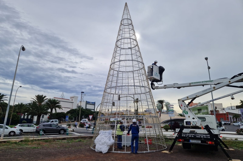 Telde instala un nuevo árbol de 12 metros de altura en la entrada de la ciudad