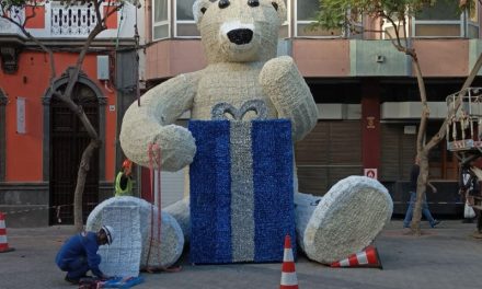 Un oso de cinco metros de altura se suma  al encendido navideño de Telde