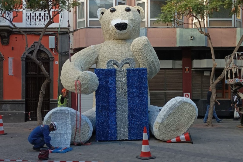 Un oso de cinco metros de altura se suma  al encendido navideño de Telde