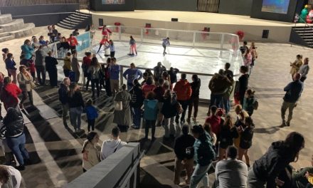 La Aldea de San Nicolás cuenta por primera con una pista de patinaje sobre hielo para celebrar la Navidad
