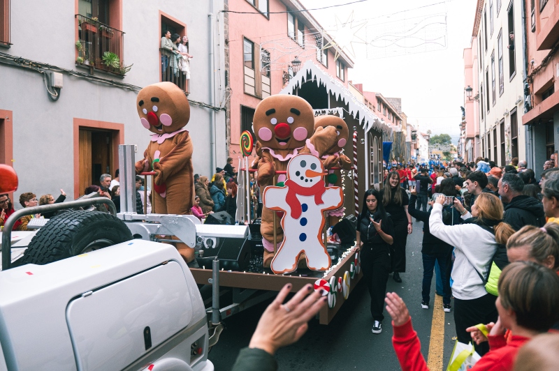 La Cabalgata de los Reyes Magos colma de alegría y fantasía las calles de La Laguna