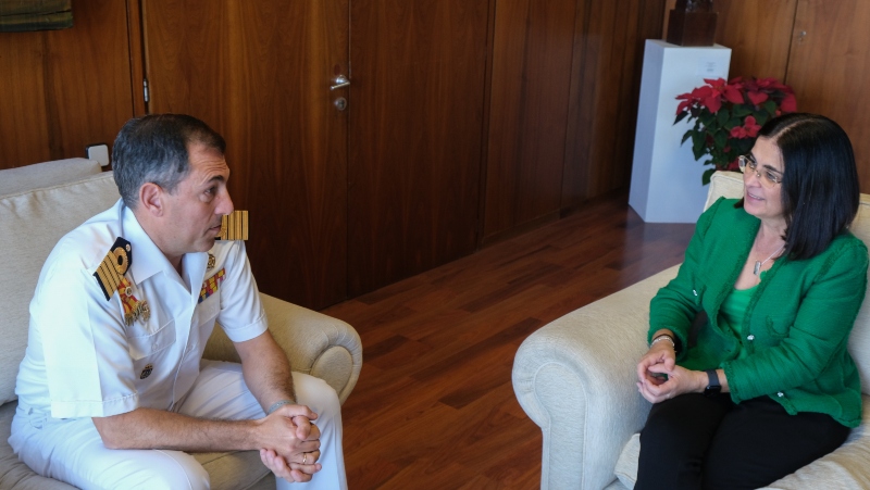 La alcaldesa de Las Palmas recibe al comandante del buque-escuela ‘Juan Sebastián de Elcano’ 