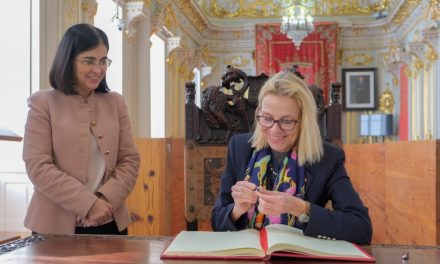 La alcaldesa de Las Palmas recibe en las Casas Consistoriales a la embajadora de Alemania en España