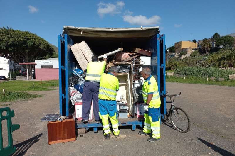 Las Palmas pone en marcha el servicio de recogida transitoria de escombros domiciliarios por los cinco distritos