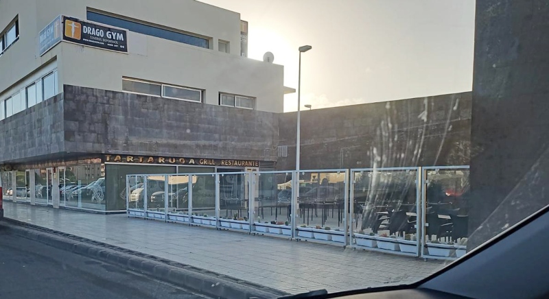 El restaurante inaugurado ayer en Los Alisios levanta una terraza en suelo público