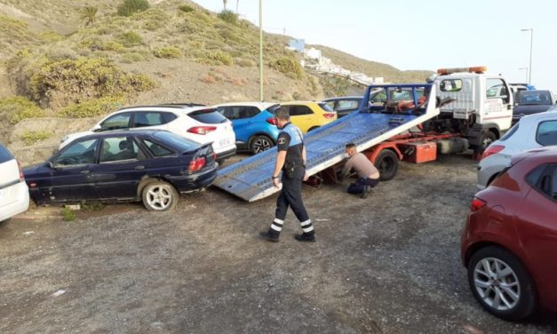 Las Palmas retira de la vía pública una media de 129 vehículos abandonados en la vía pública al mes