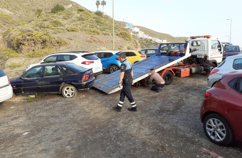 Las Palmas retira de la vía pública una media de 129 vehículos abandonados en la vía pública al mes