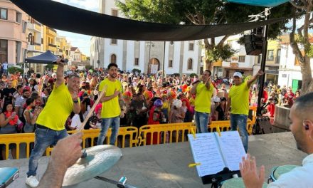 Centenares de mascaritas celebran el Carnaval de Día y el Crepúsculo del Carnaval de La Aldea de San Nicolás