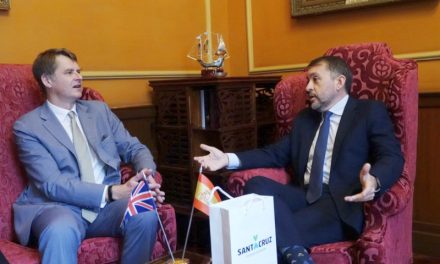 José Manuel Bermúdez recibe al embajador del Reino Unido en España, Hugh Elliott