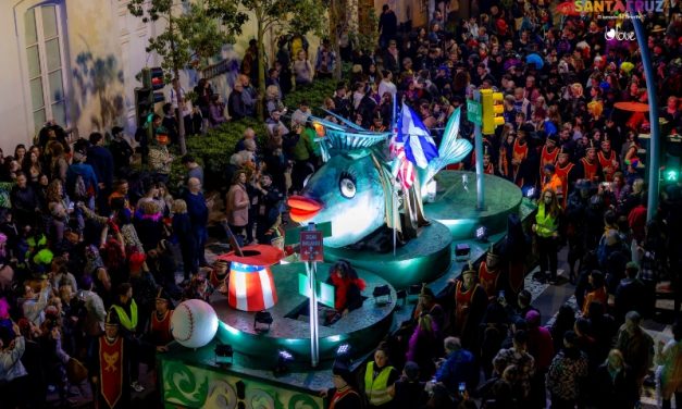 El Carnaval en la calle alcanza su ecuador con la celebración del Entierro de la Sardina