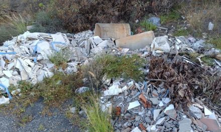 Escombros contaminantes  en el camino a Hoya Niebla (Telde)