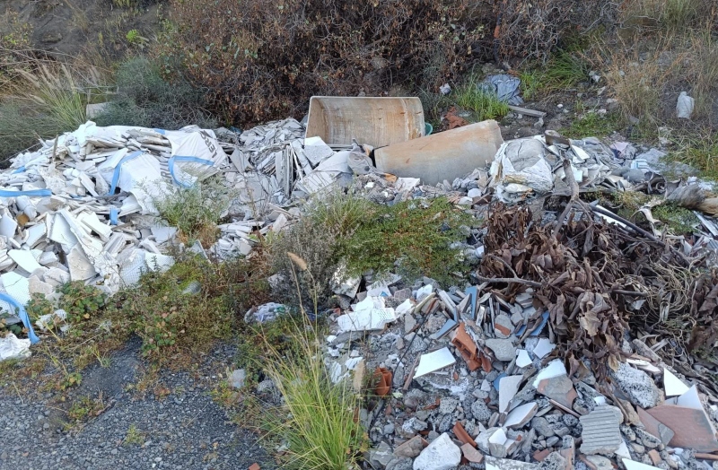 Escombros contaminantes  en el camino a Hoya Niebla (Telde)