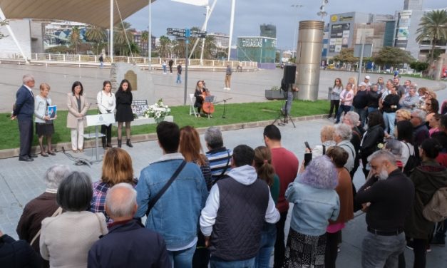 Las Palmas homenajea a las víctimas del Villa de Pitanxo con un monolito en la Plaza de Canarias