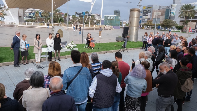 Las Palmas homenajea a las víctimas del Villa de Pitanxo con un monolito en la Plaza de Canarias