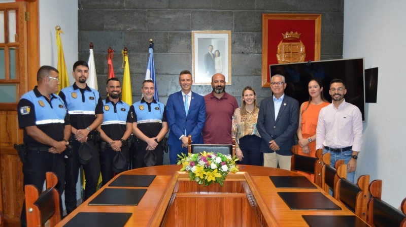 La Aldea de San Nicolás da la bienvenida a tres nuevos oficiales de la Policía Local