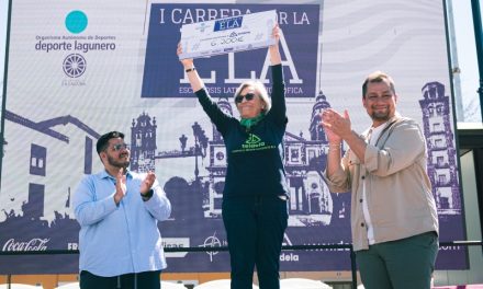 La I Carrera por la ELA tiñe de solidaridad las calles del casco histórico lagunero