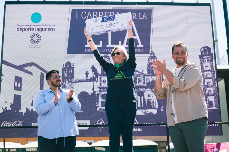 La I Carrera por la ELA tiñe de solidaridad las calles del casco histórico lagunero